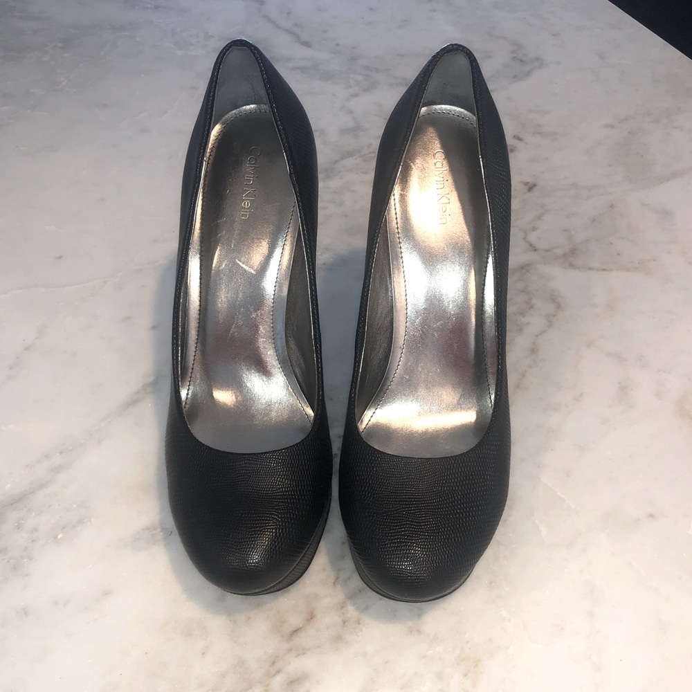 Calvin Klein black leather pumps. Almond shape toe.